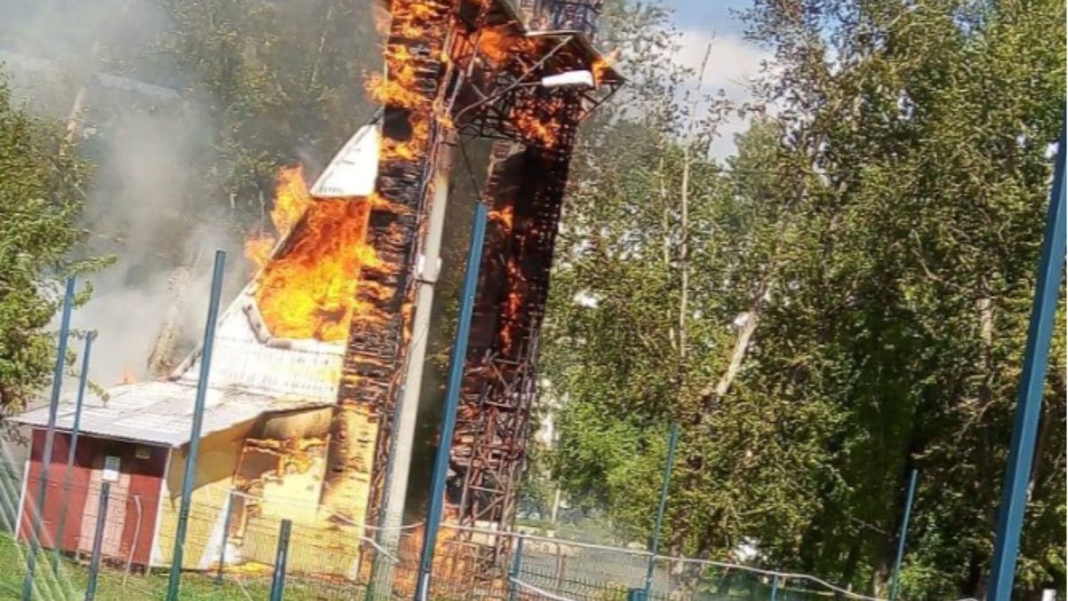 В барнаульском парке "Изумрудный" загорелся скалодром