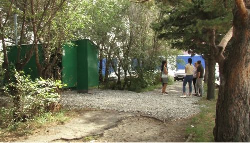 Общественный туалет в Камне-на-Оби построили прямо над жилыми участками