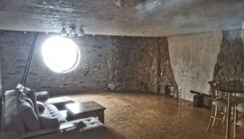 Двухкомнатную квартиру-пещеру продают в барнаульской многоэтажке