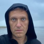 Без сознания: Навального на носилках вынесли из самолета в Сибири