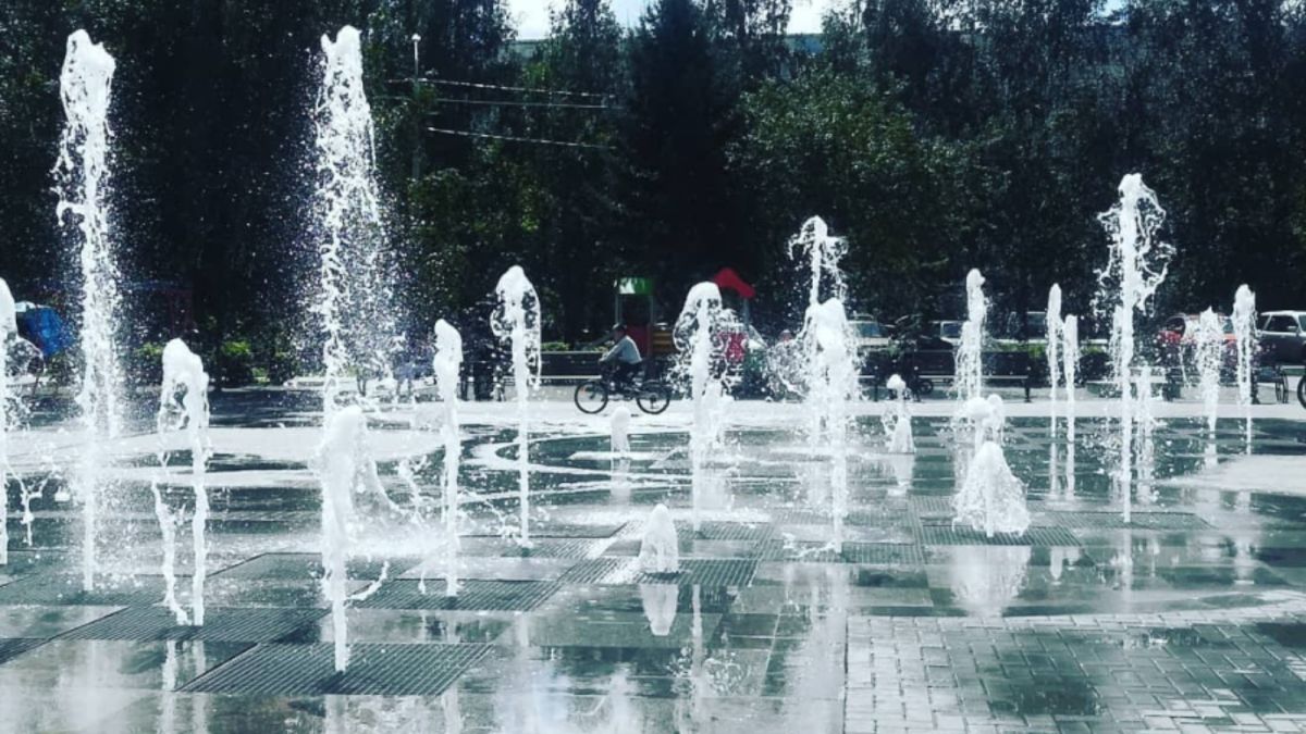 В Барнауле после ремонта включили пешеходный фонтан