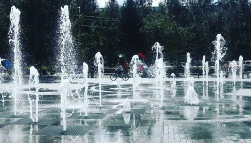 В Барнауле после ремонта включили пешеходный фонтан