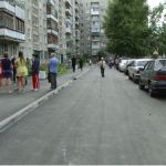 Лужи и риск сгореть: жильцы многоэтажки в Барнауле недовольны ремонтом двора