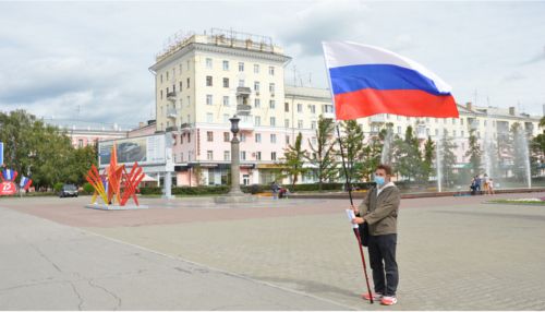 В честь Дня флага России в небо Барнаула запустили триколор из шаров