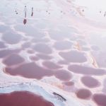 Марсианские кратеры и черничные воды: фотографы показали необычные озера Алтая