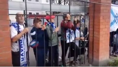 Ковид не пройдет: болельщики облепили забор во время матча Динамо-Барнаул