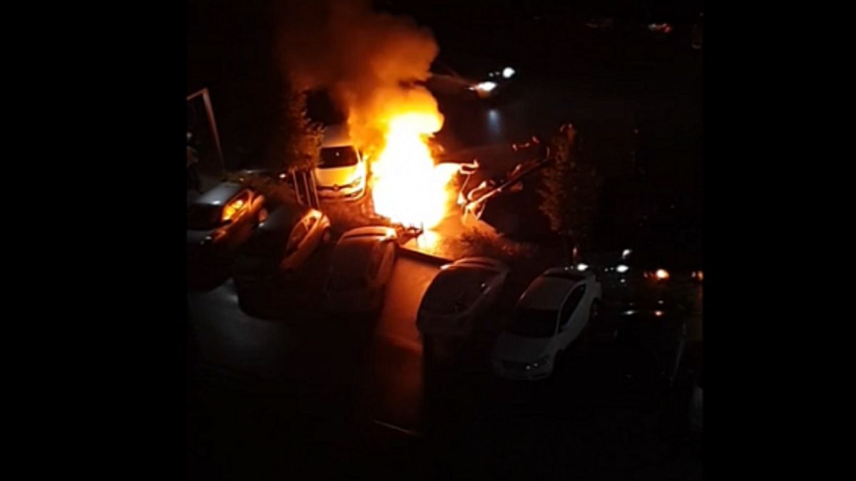 Автомобиль дотла сгорел на парковке в Новосибирске