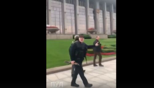 Лукашенко прилетел в свою резиденцию в бронежилете и с автоматом в руках