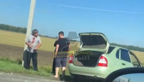 В барнаульском поселке столкнулись легковушка и автобус