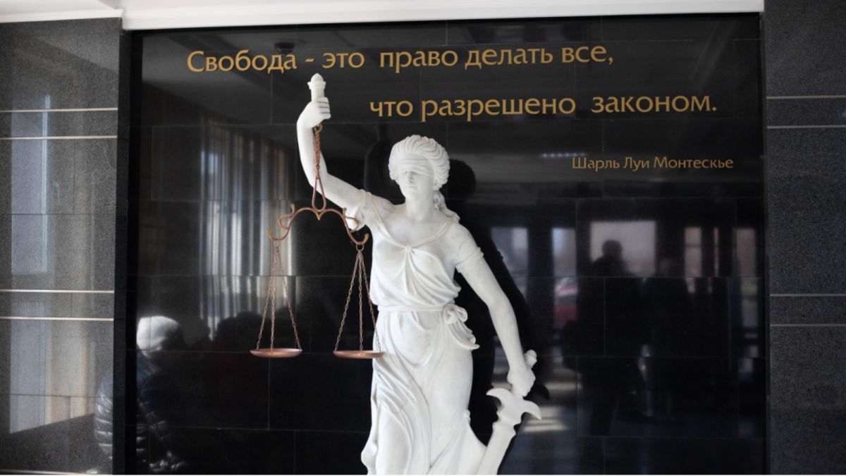 Отказался "дышать": алтайского депутата лишили прав после награждения у Томенко