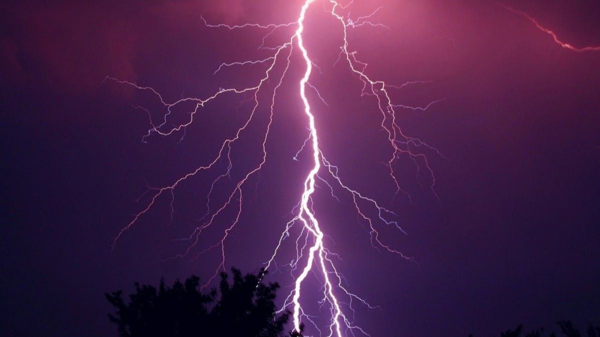 В Каменском районе отключилось цифровое ТВ из-за удара молнии