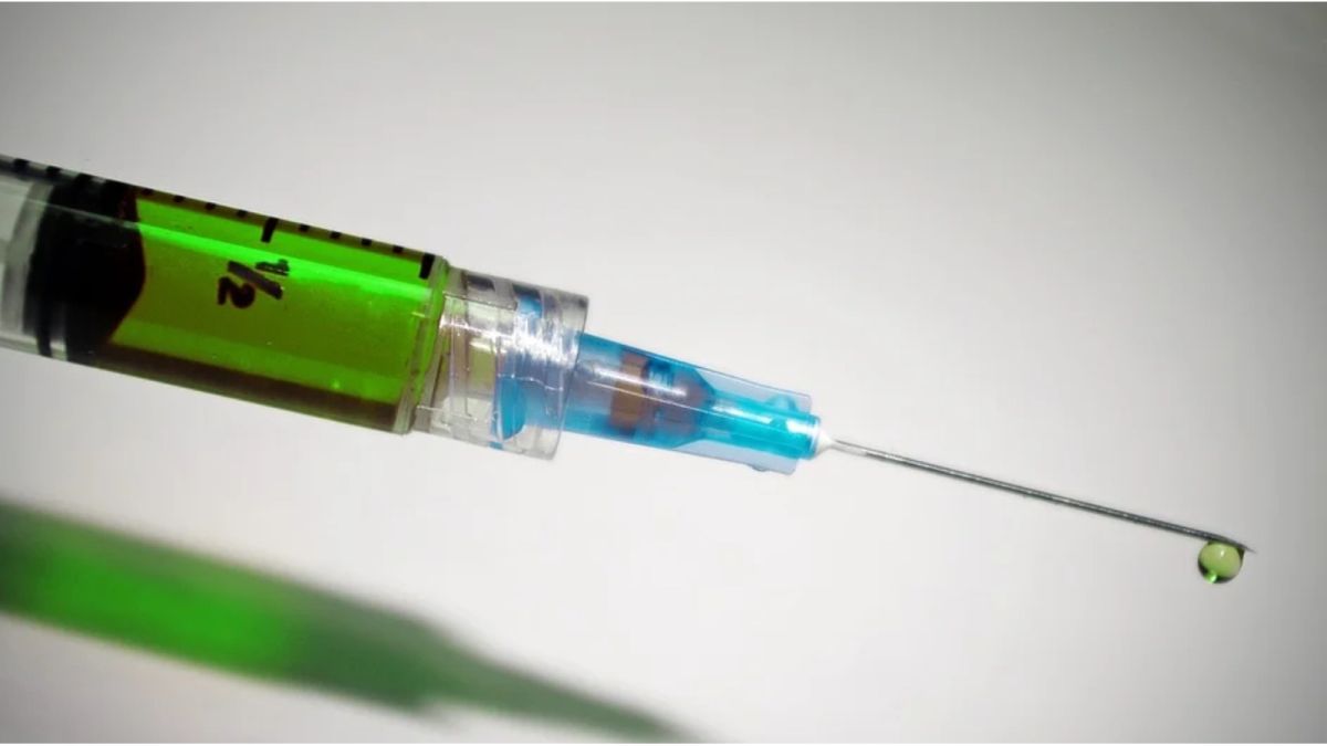 Минздрав объявил о пострегистрационных испытаниях вакцины от COVID-19