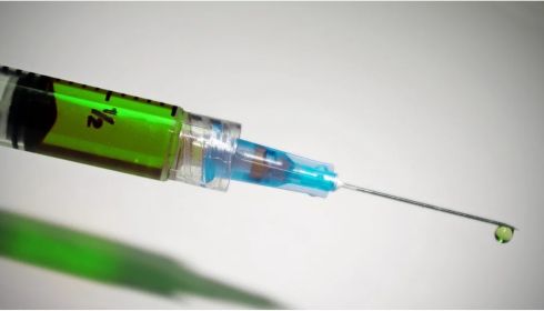 Минздрав объявил о пострегистрационных испытаниях вакцины от COVID-19