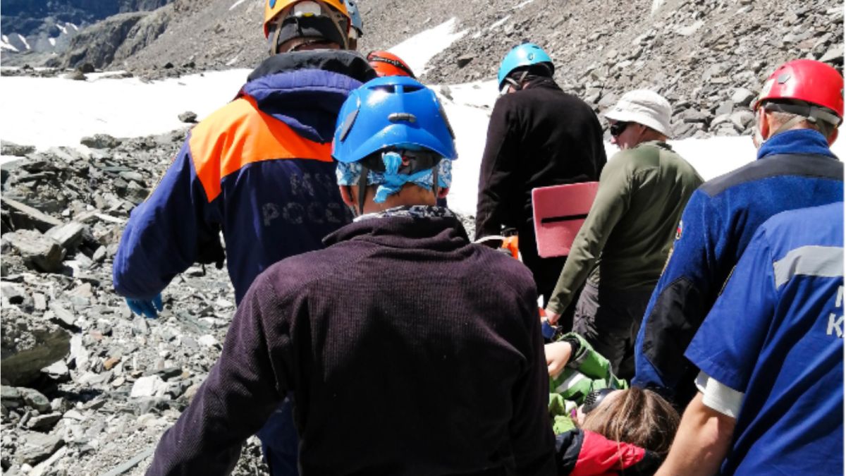 Туристка со сломанной рукой провела сутки на дне расщелины в горах Алтая