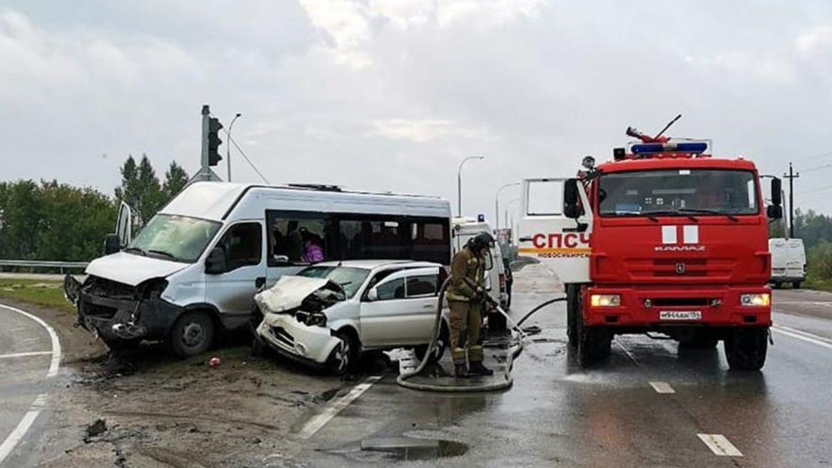 Семь человек пострадали в аварии с микроавтобусом под Новосибирском