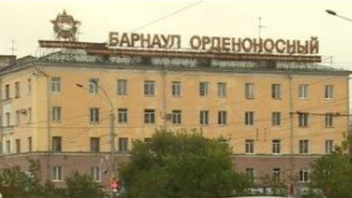 Буквы "Барнаул - город орденоносный" восстановят на деньги меценатов