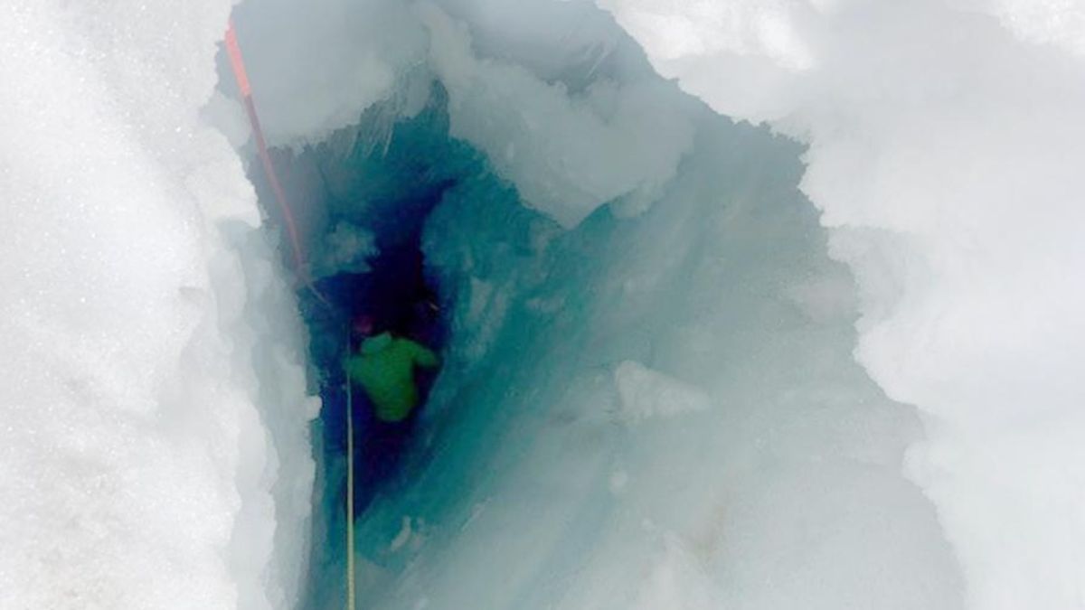 Россиянка в шортах и без снаряжения упала в расщелину ледника в Альпах