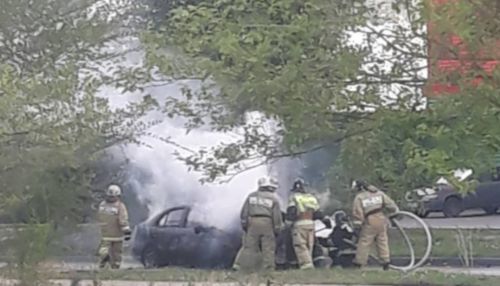 Очевидцы: на улице Бийска взорвался легковой автомобиль
