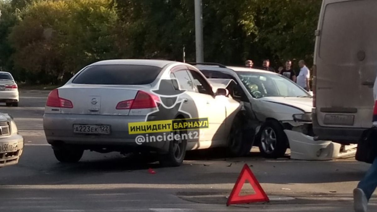 В Барнауле одна иномарка протаранила другую на перекрестке