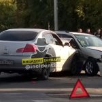 В Барнауле одна иномарка протаранила другую на перекрестке