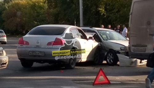 В Барнауле одна иномарка протаранила другую на перекрестке