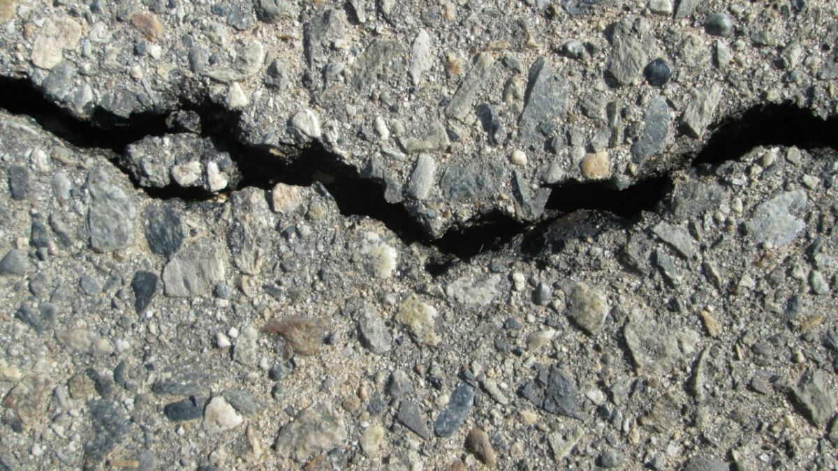 Добытчик песка разрушал отремонтированные дороги в барнаульских поселках