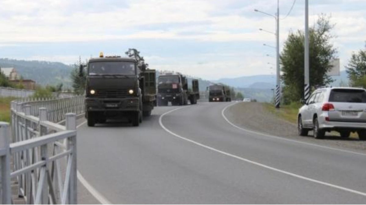 Алтайскую трассу перекроют из-за движения военных колонн