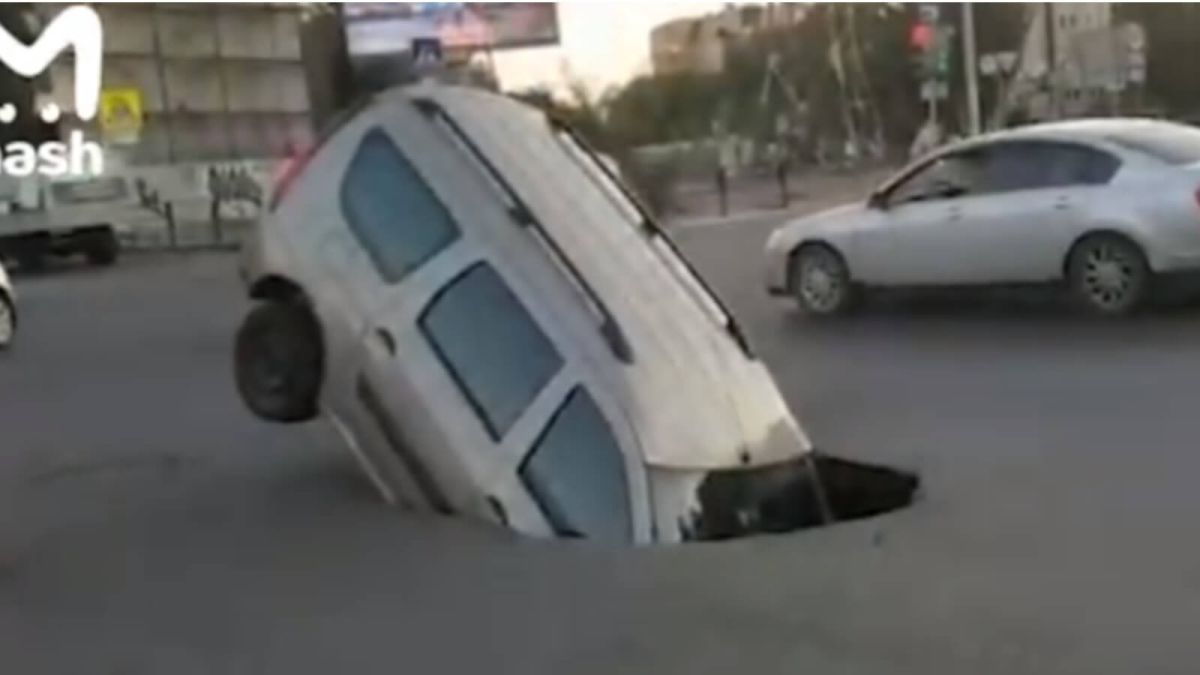 Автомобиль неожиданно угодил "в портал" на оживленной дороге в Астрахани