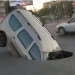 Автомобиль неожиданно угодил в портал на оживленной дороге в Астрахани