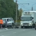 Движение заблокировано: машина влетела на трамвайные рельсы в Барнауле