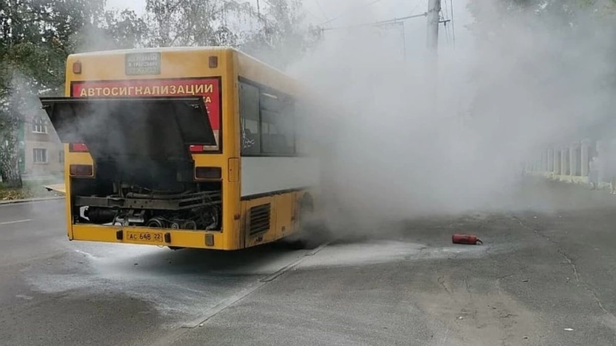В Барнауле загорелся автобус с пассажирами - никто не пострадал