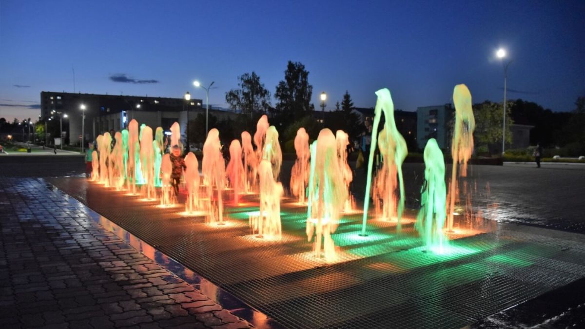Пешеходный фонтан с подсветкой установили еще в одном алтайском городе