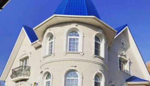В Барнауле продается коттедж-замок за 30 млн рублей