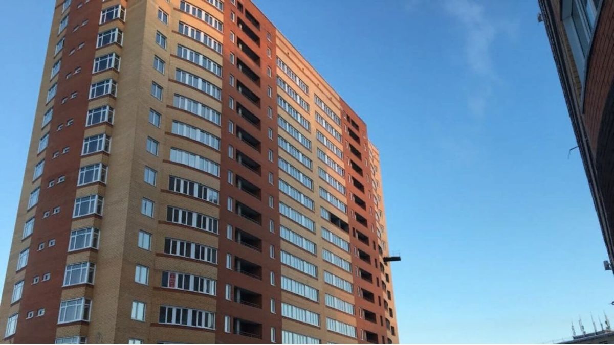 Власти проверили, как идет строительство проблемного дома в Барнауле