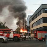 Двухэтажный дом полыхает открытым огнем в центре Барнаула
