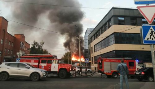 Двухэтажный дом полыхает открытым огнем в центре Барнаула