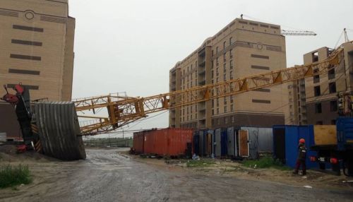 Сильный ветер снес строительные краны в Тюмени - два человека пострадали
