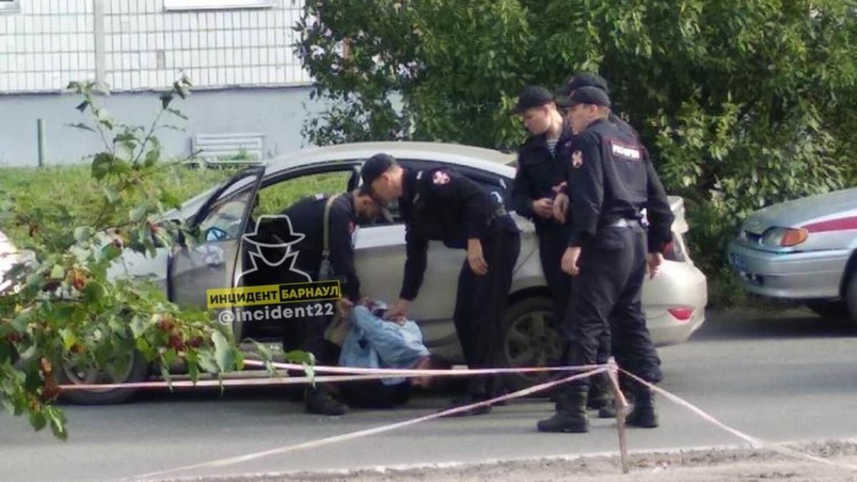 Положили лицом на асфальт: силовики задержали мужчину в Барнауле