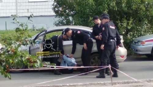 Положили лицом на асфальт: силовики задержали мужчину в Барнауле