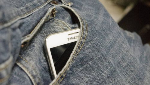 Медэксперт рассказал, чем опасно носить смартфон в кармане