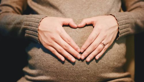 Есть штукатурку – нормально: почему гормоны толкают беременных на странные вкусы