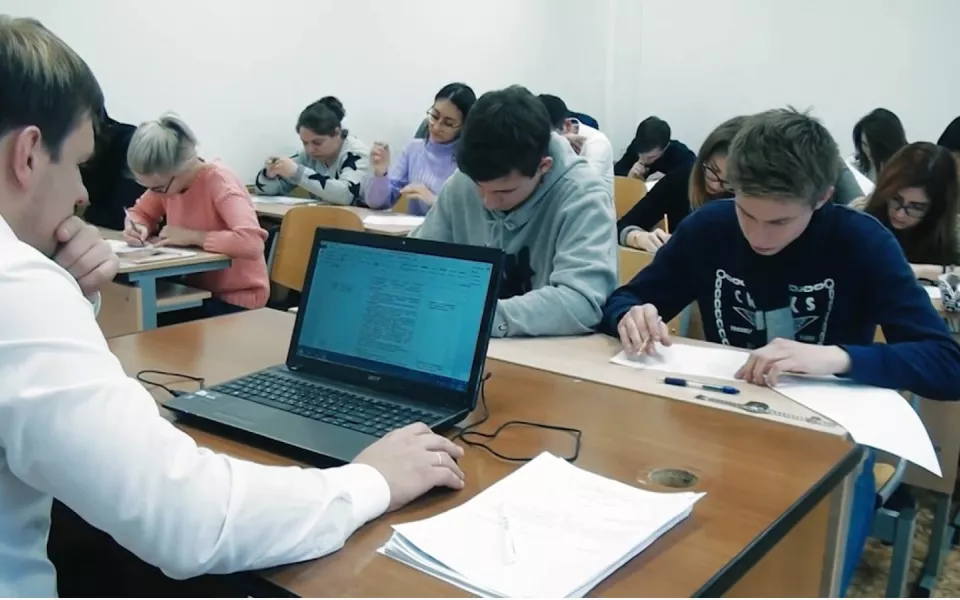 Студентам алтайских педколледжей и вузов предложили доплачивать по 5 тысяч