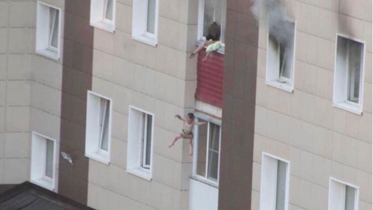 В Новосибирске пожар заставил мать сбрасывать детей из окна в руки прохожим