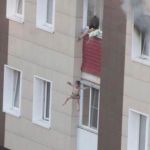 В Новосибирске пожар заставил мать сбрасывать детей из окна в руки прохожим