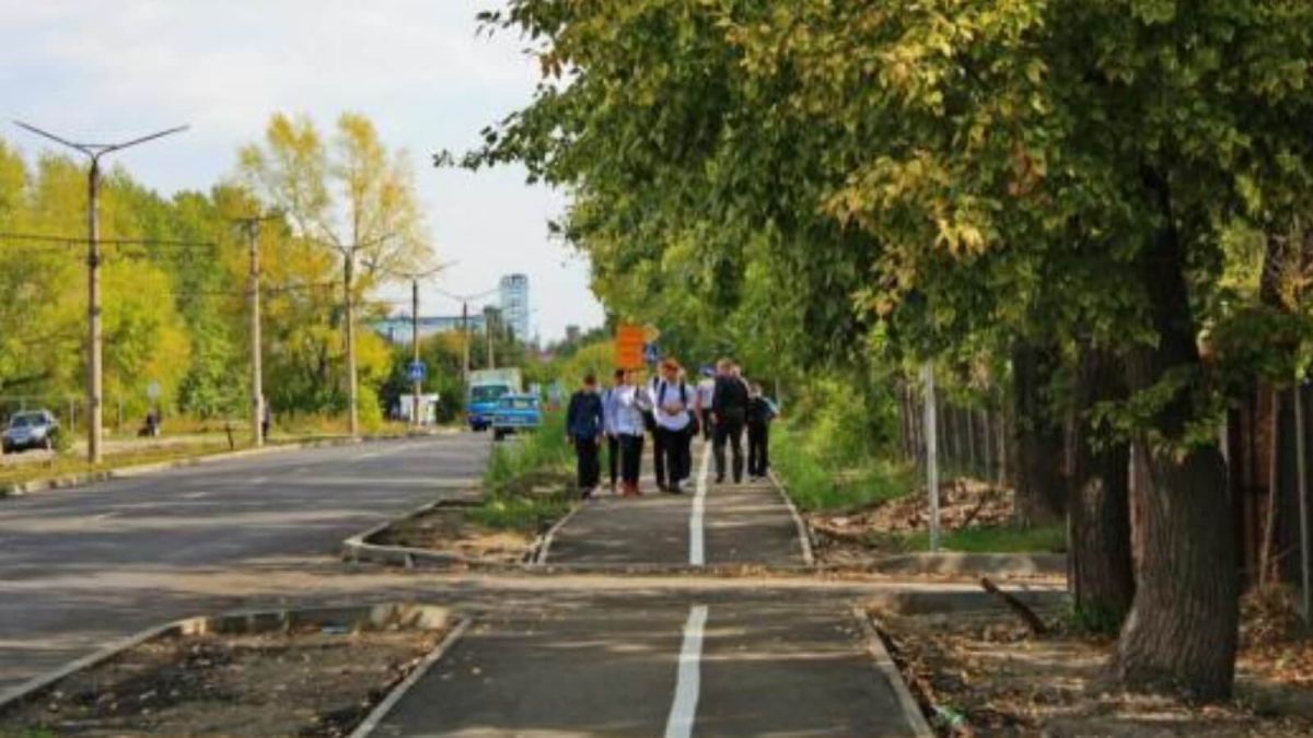 В Бийске объяснили появление загадочной "сплошной" на тротуаре