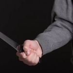 Мужчина с ножом напал на девушку в подъезде барнаульской многоэтажки
