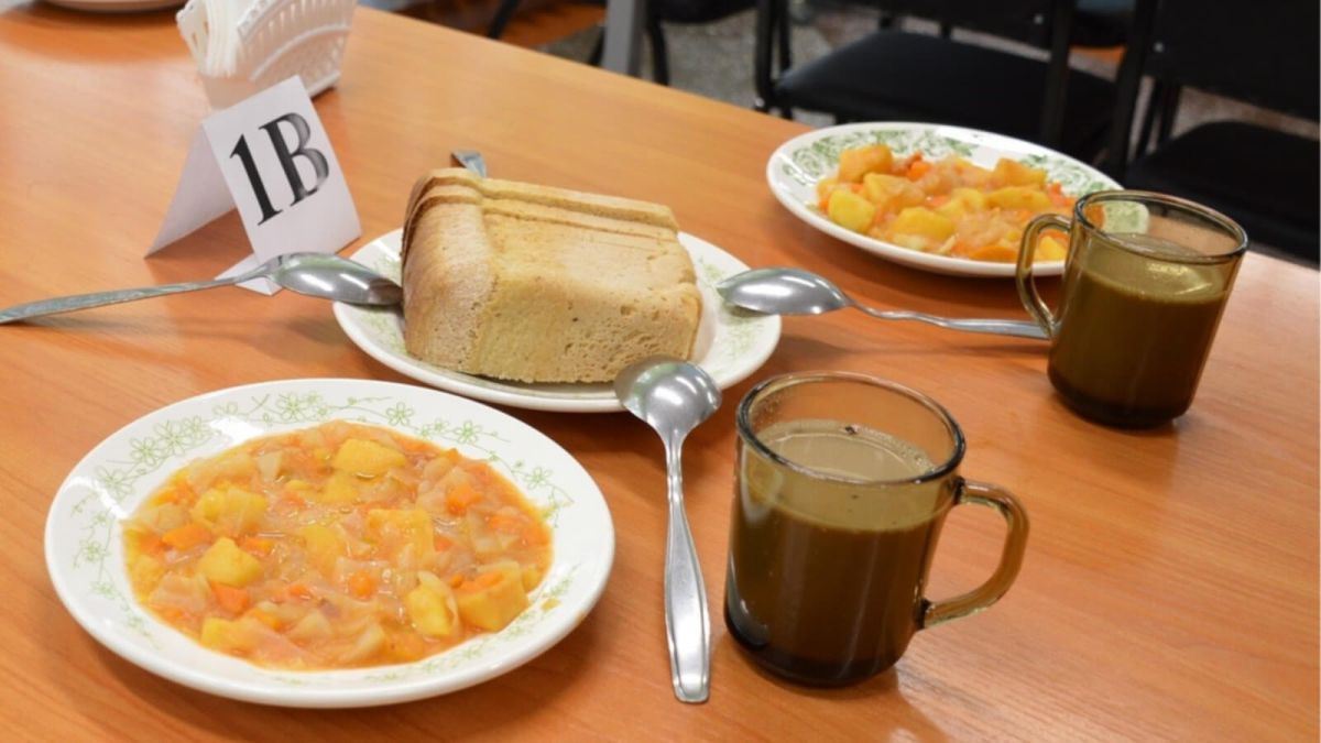 Власти рассказали, сколько школ Алтая готовы бесплатно кормить "началку"