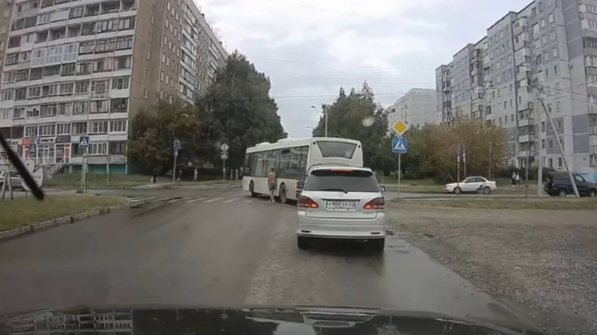 В Барнауле полуголый мужчина приставал к автомобилям на перекрестке