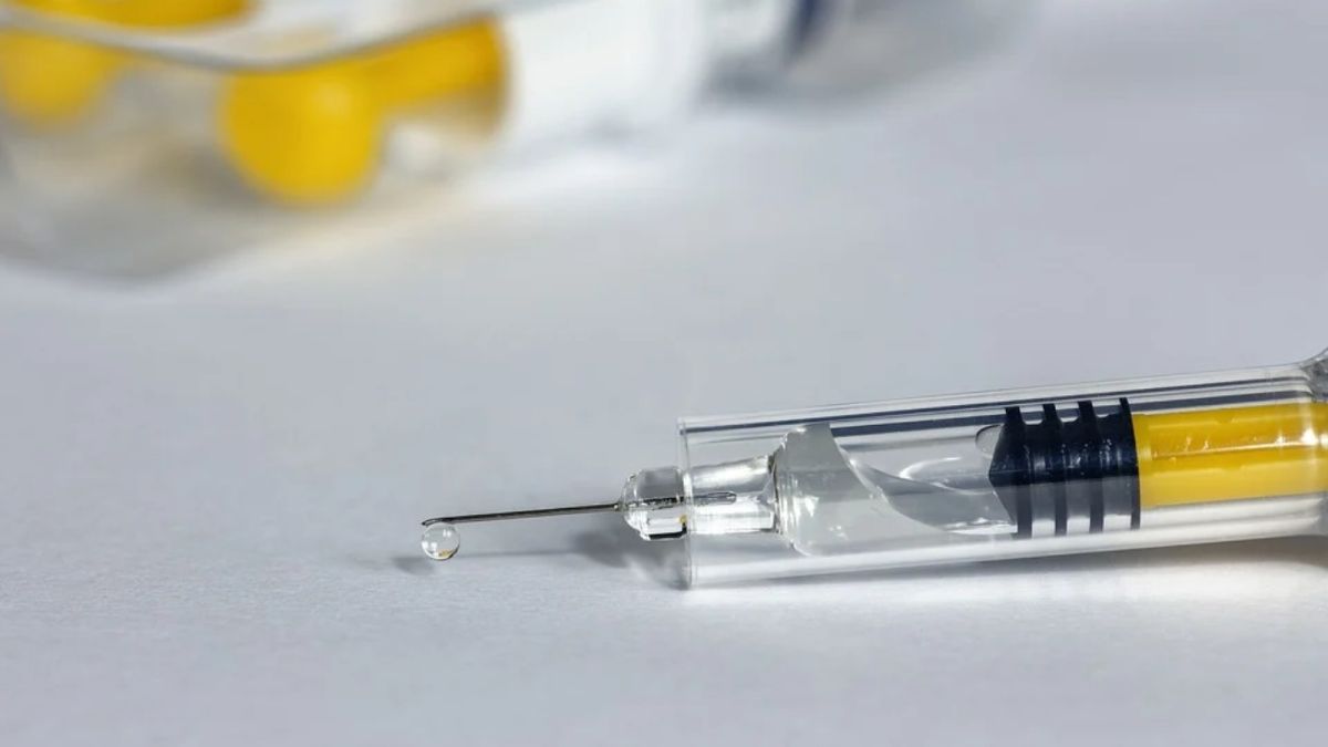 Разработчик первой вакцины от COVID раскрыл сроки победы над вирусом в РФ