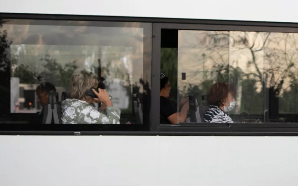 СК возбудил дело после инцидента с водителем, который не выпустил девочку в Барнауле